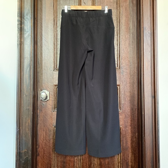 Lululemon On The Fly Wide Leg Pant! - Picture 2 of 4